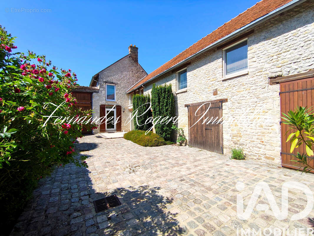 Maison 269 m² à Yevre-La-Ville  - photo 2