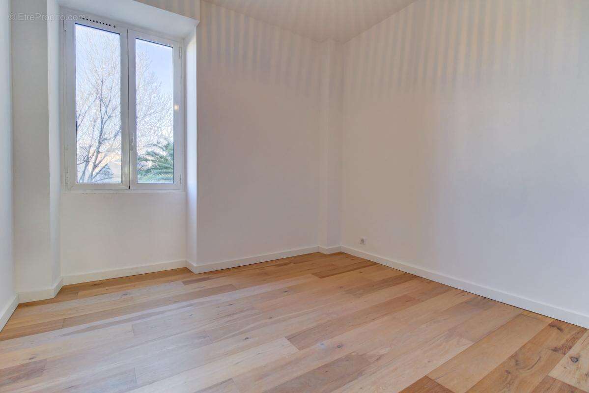 Appartement à SAINT-LAURENT-DU-VAR