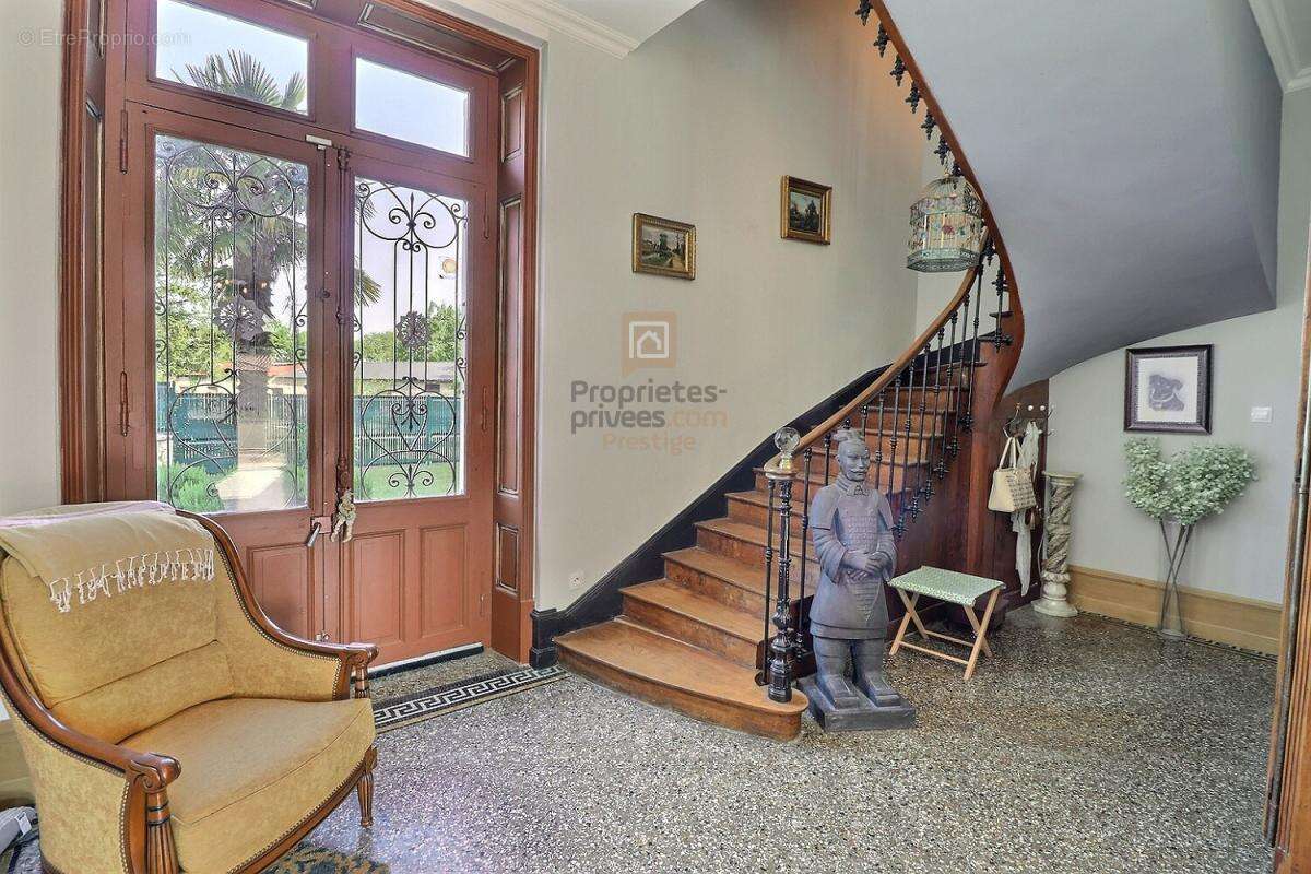 Maison bourgeoise de 380 m2 sur 3 niveaux avec de nombreuses possibilités - photo 8