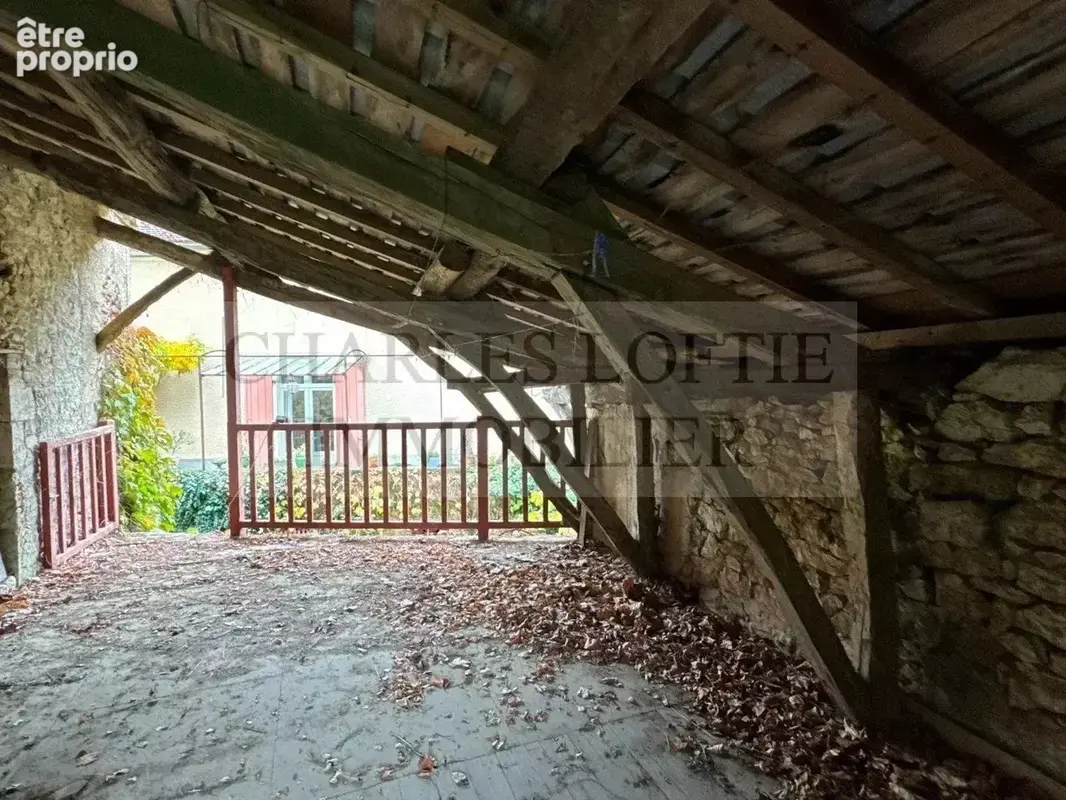 Imposante maison ancienne de caractère restaurée sur sous-sol avec dépendances, sur un terrain arboré de 3 782 m² - photo 17