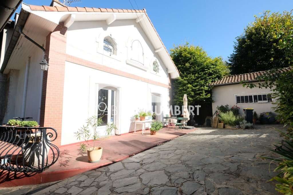 Maison 275 m² à Saint-Etienne  - photo 2