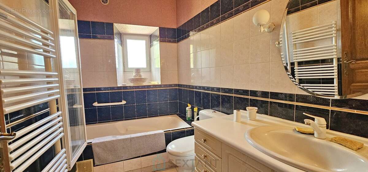 Rare à Domme  Maison de caractère avec 2 appartements, jardin, cave et grand garage - photo 11