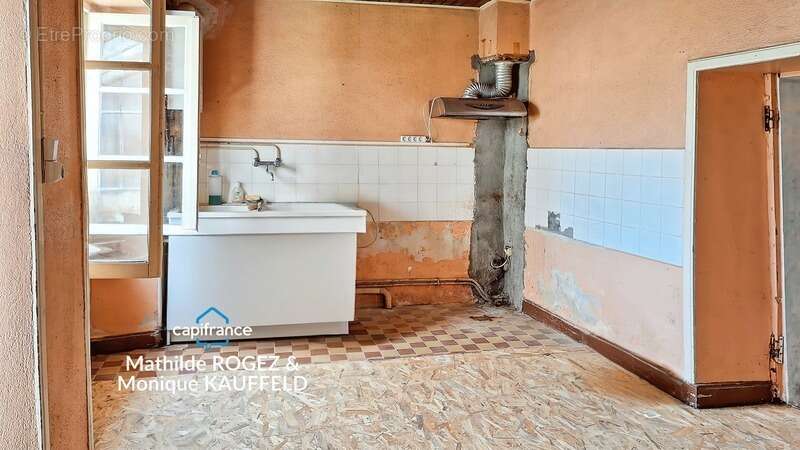 Maison à rénover avec grange en pierre, source et 7 000 m² de terrain - Saint Gervais Sous Meymont (63) - photo 7