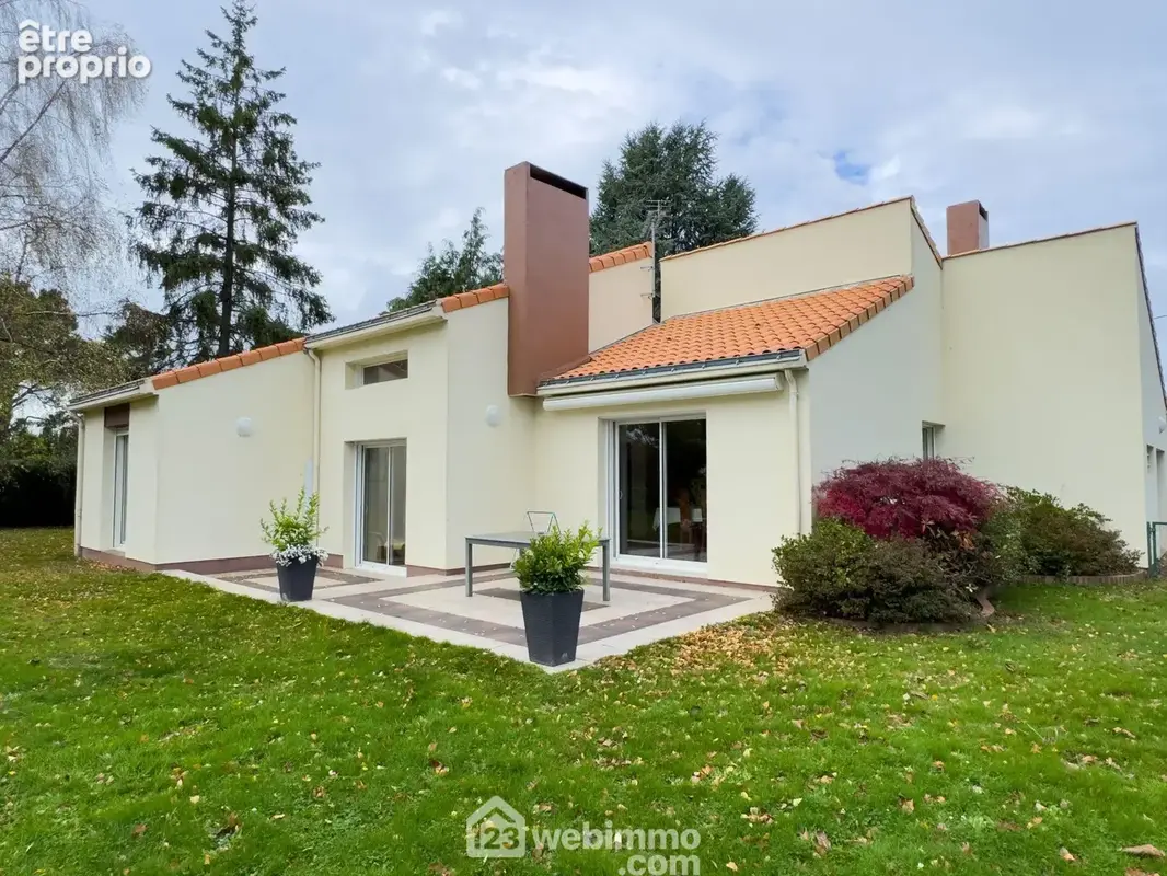 Une terrasse carrelée pour profiter de l'extérieur. - Maison à CHOLET