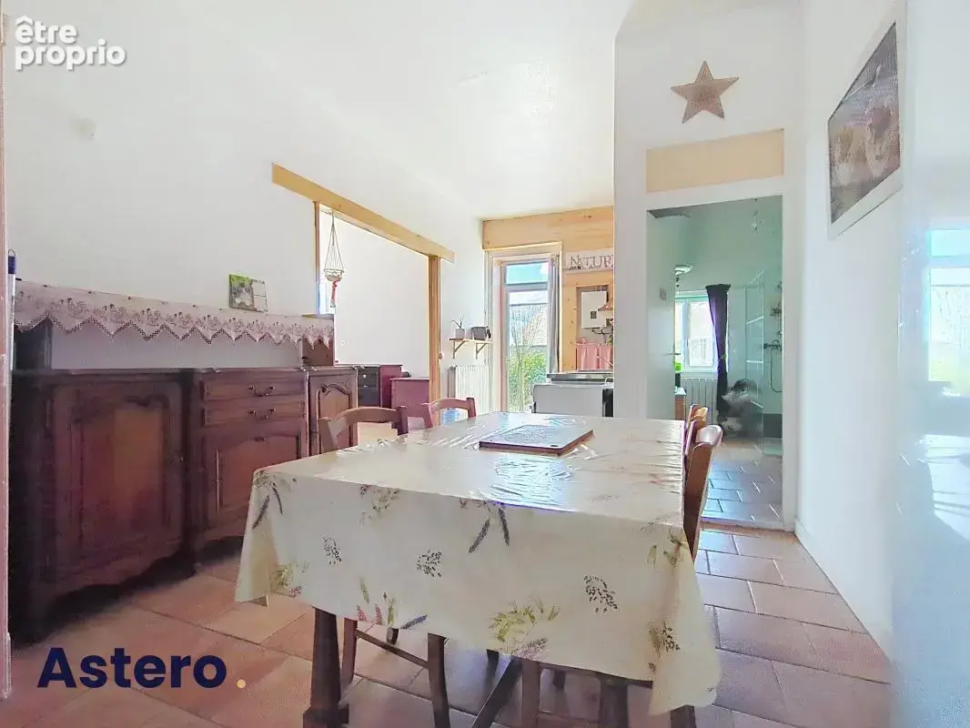 Combrailles (63)-maison de maitre en pierres 211m² renovee-4 chambres-jardin - photo 2