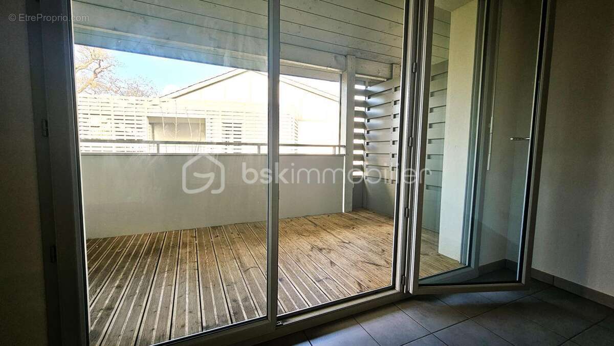 SOUSTONS – Appartement T2 récent avec terrasse et double parking en sous-sol - photo 6