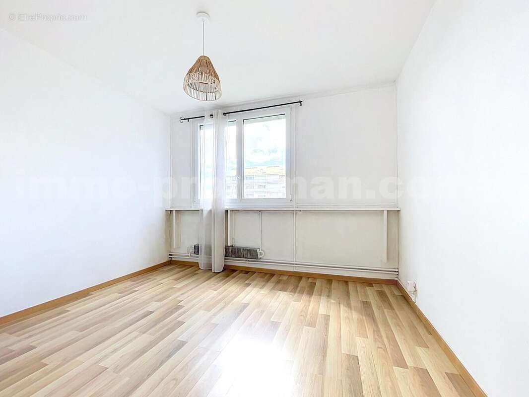 Appartement_T4_Gaillard_belle_superficie_proche_prox_frontière_Suisse_direction_GENEVE_autoroutes_investissement_locatif_vente_vue_séjour_cuisine_ouverte_ - Appartement à GAILLARD