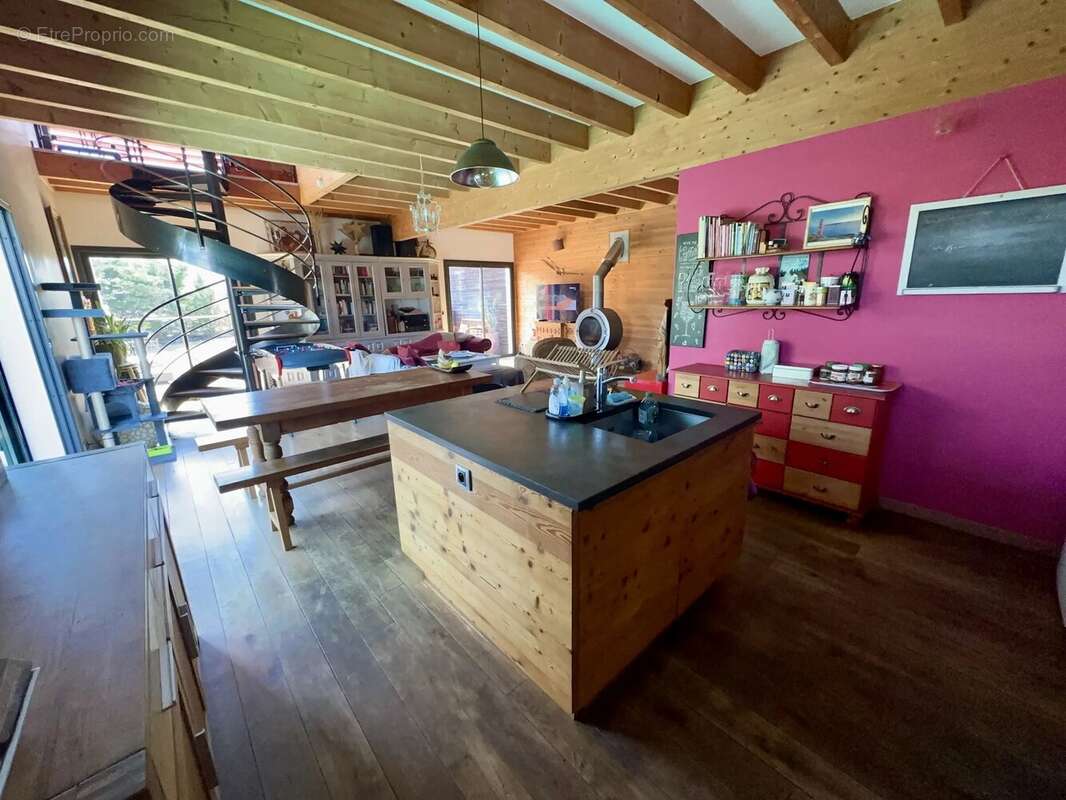 Maison à OPOUL-PERILLOS