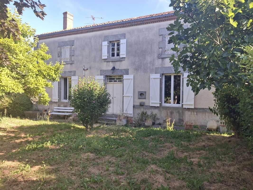 Charmante maison familiale de bonne taille à moderniser plus grange et autres dépendances - photo 20