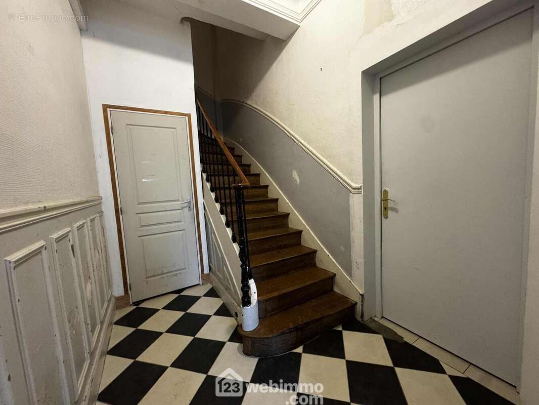 Accès direct au premier appartement situé en rez-de-chaussée. Allons le découvrir ! - Appartement à SAINT-QUENTIN