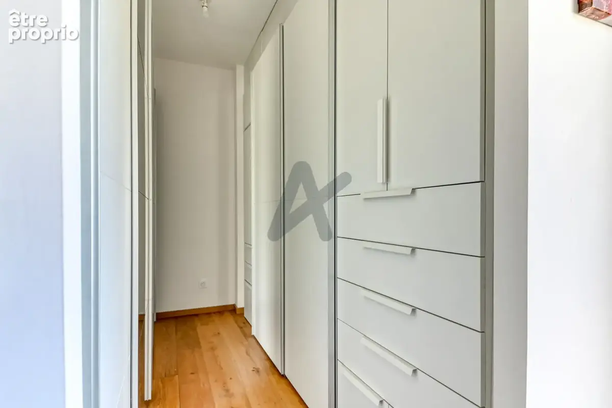 Ecully - Les Serres: Une maison contemporaine de 189m2, 5 chambres, terrasse, jardin, piscine et garage. - photo 9