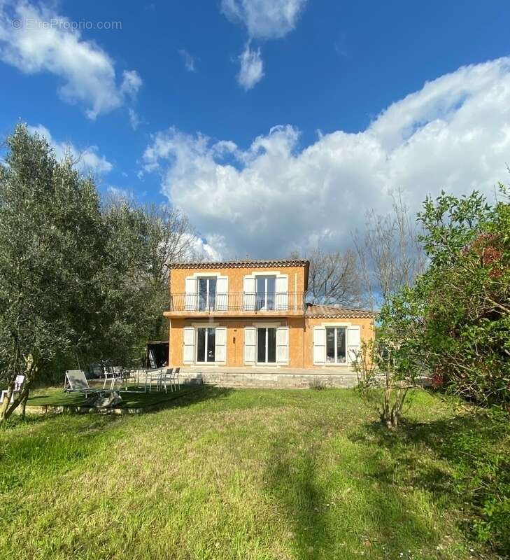 Maison à SAINT-CHAPTES