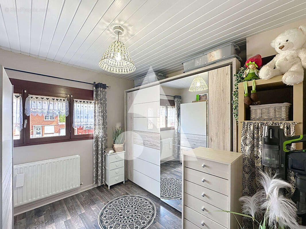 Maison à QUIEVRECHAIN