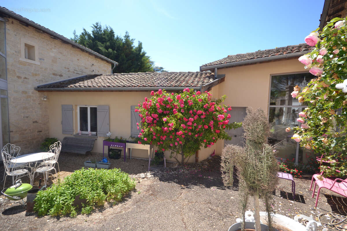 Beaujolais Pierres dorées, Propriété, 350 m2 hab., 5 chambres, terrain 1996 m2, vue magnifique - photo 7
