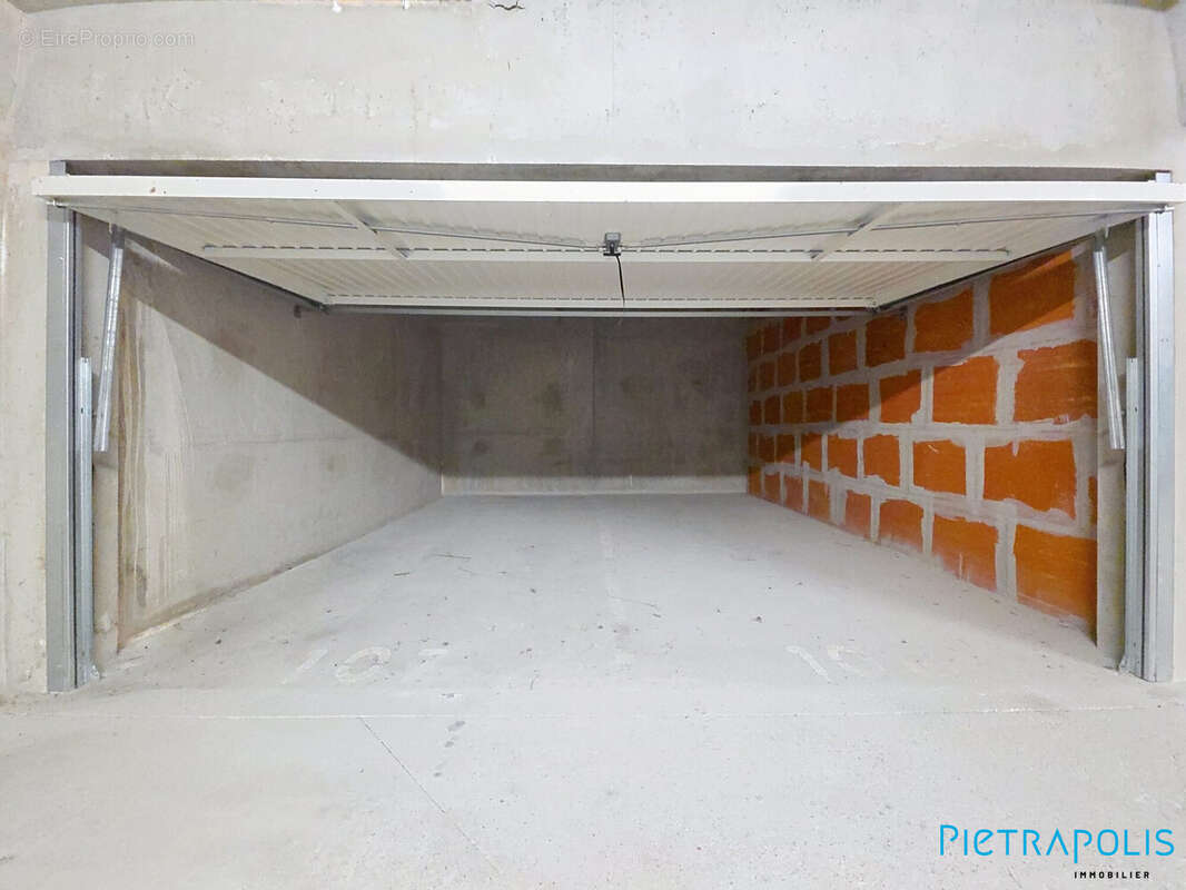 Commerce à SAINT-GENIS-POUILLY