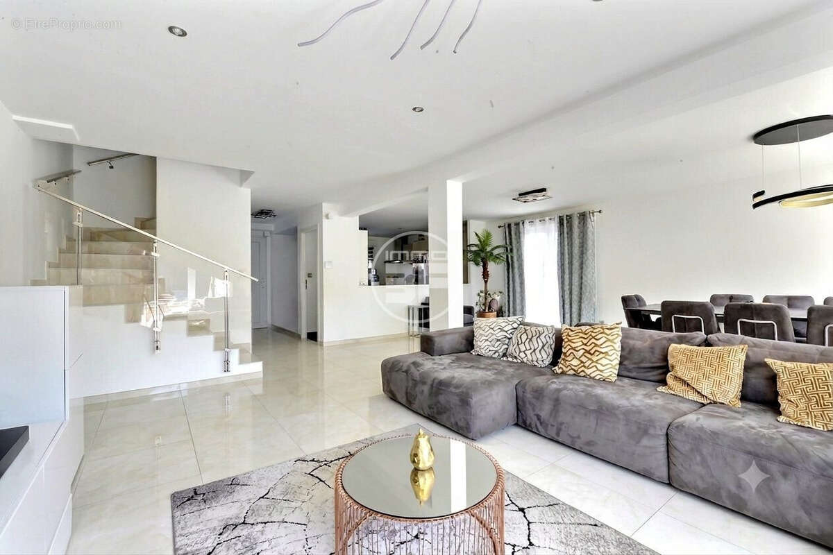 Maison 165 m² à Saint-Louis  - photo 7