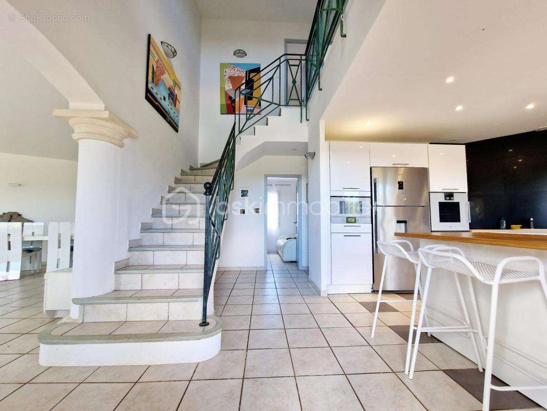 Quartier recherché  - Élégante villa familiale 9 pièces avec grand terrain et piscine à débordement - photo 5