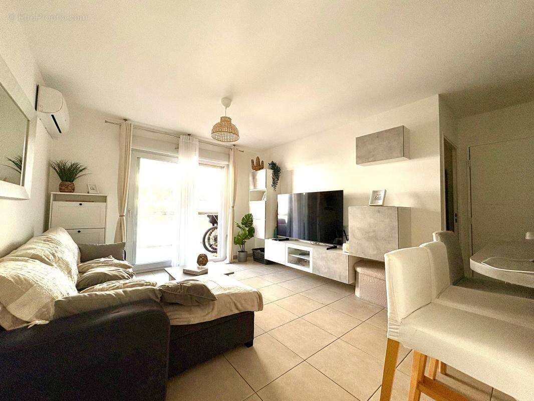 Appartement à LA ROQUETTE-SUR-SIAGNE