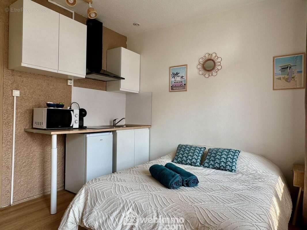 Une kitchenette aménagée et équipée : - Appartement à CHASSENEUIL-DU-POITOU