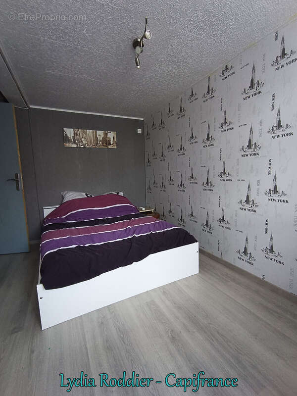 Maison avec 4 chambres – terrain clôturé – deux terrasses - PUY GUILLAUME (63290) - photo 6