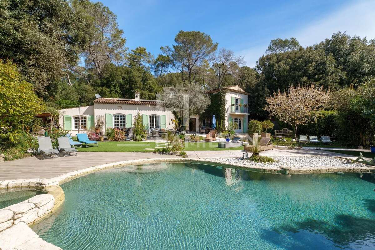 Maison à ROQUEFORT-LES-PINS