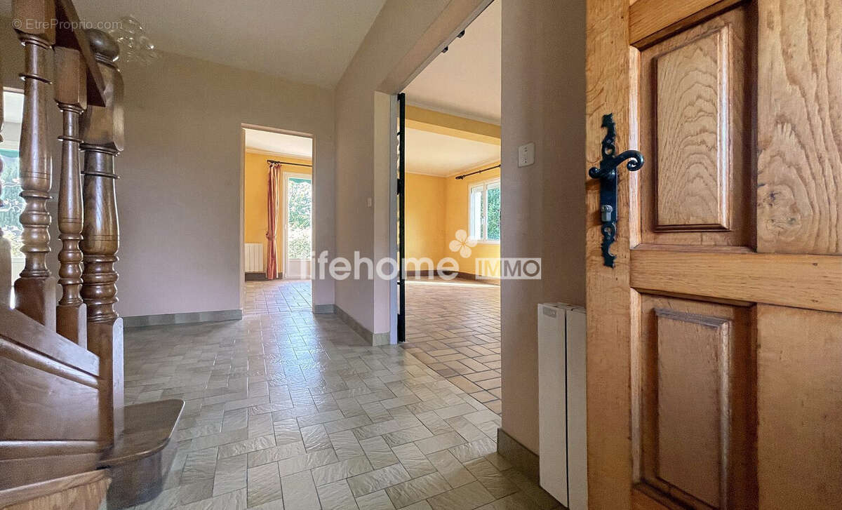 Vestibule aux volumes généreux - Maison à DINARD