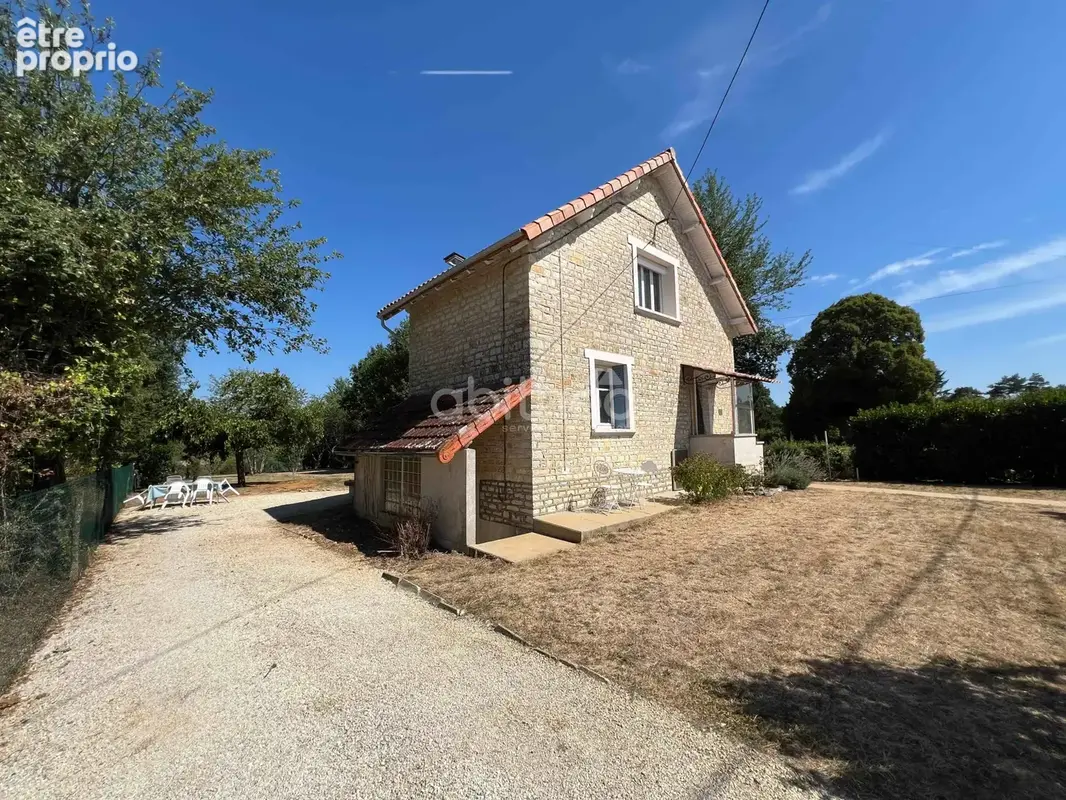 Maison atypique avec dépendances et grand terrain   Chassiecq (16350) - photo 13