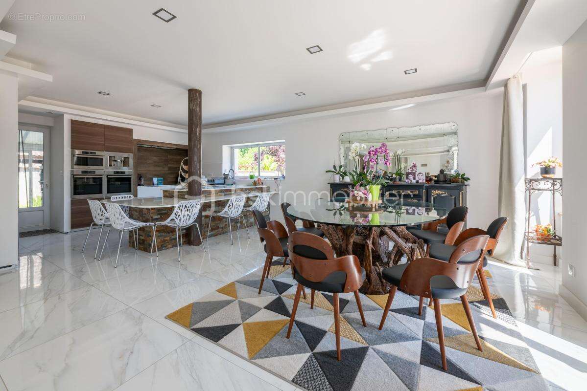 Magnifique maison de maître du 19 ème siècle, entièrement rénovée avec son incroyable caveau et ses multiples dépendances ! - photo 5