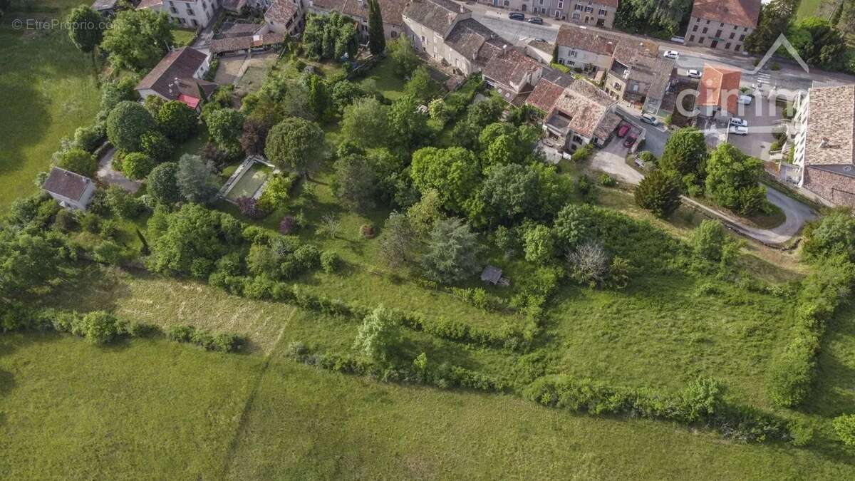 Terrain à LES CABANNES