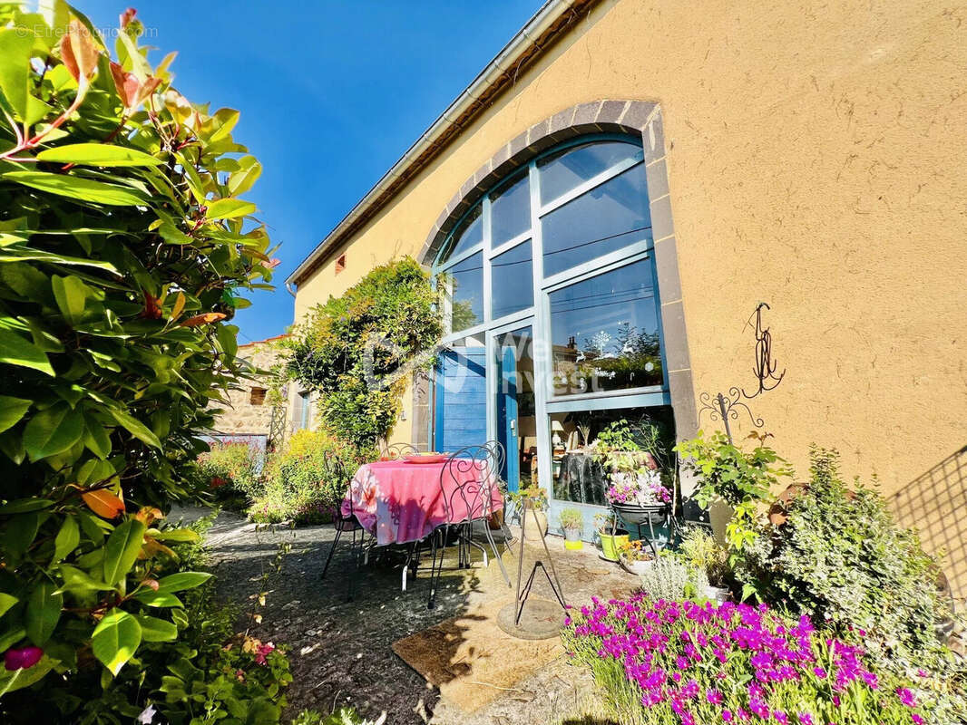 Maison 243 m² à Combronde  - photo 2