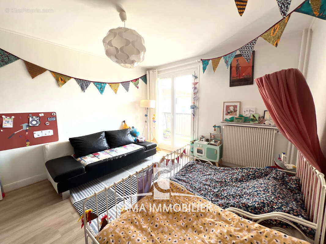 Très beau 3 pièces de 87m2 avec balcom à 15mn à pied de la gare Versailles Chantiers. - photo 9