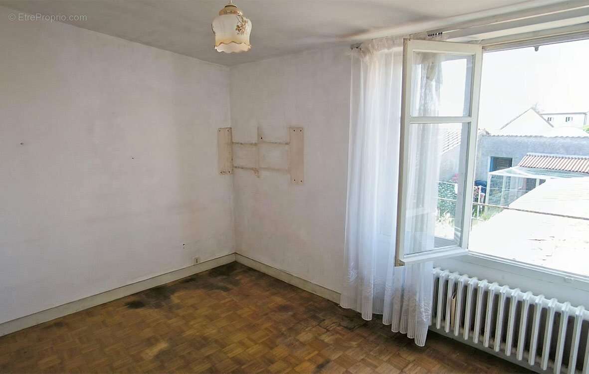 La Varenne  Maison de 131m² habitable sur 1328m² de terrain - photo 7