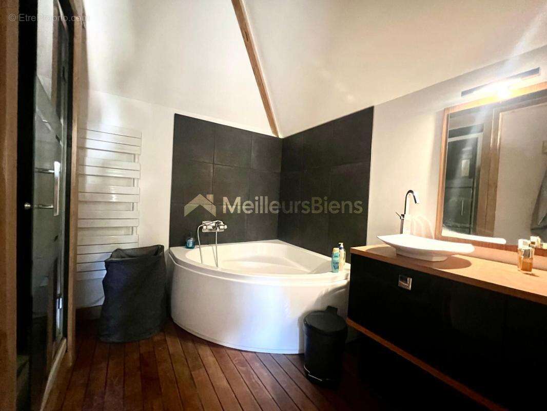 Maison à MONTJAVOULT