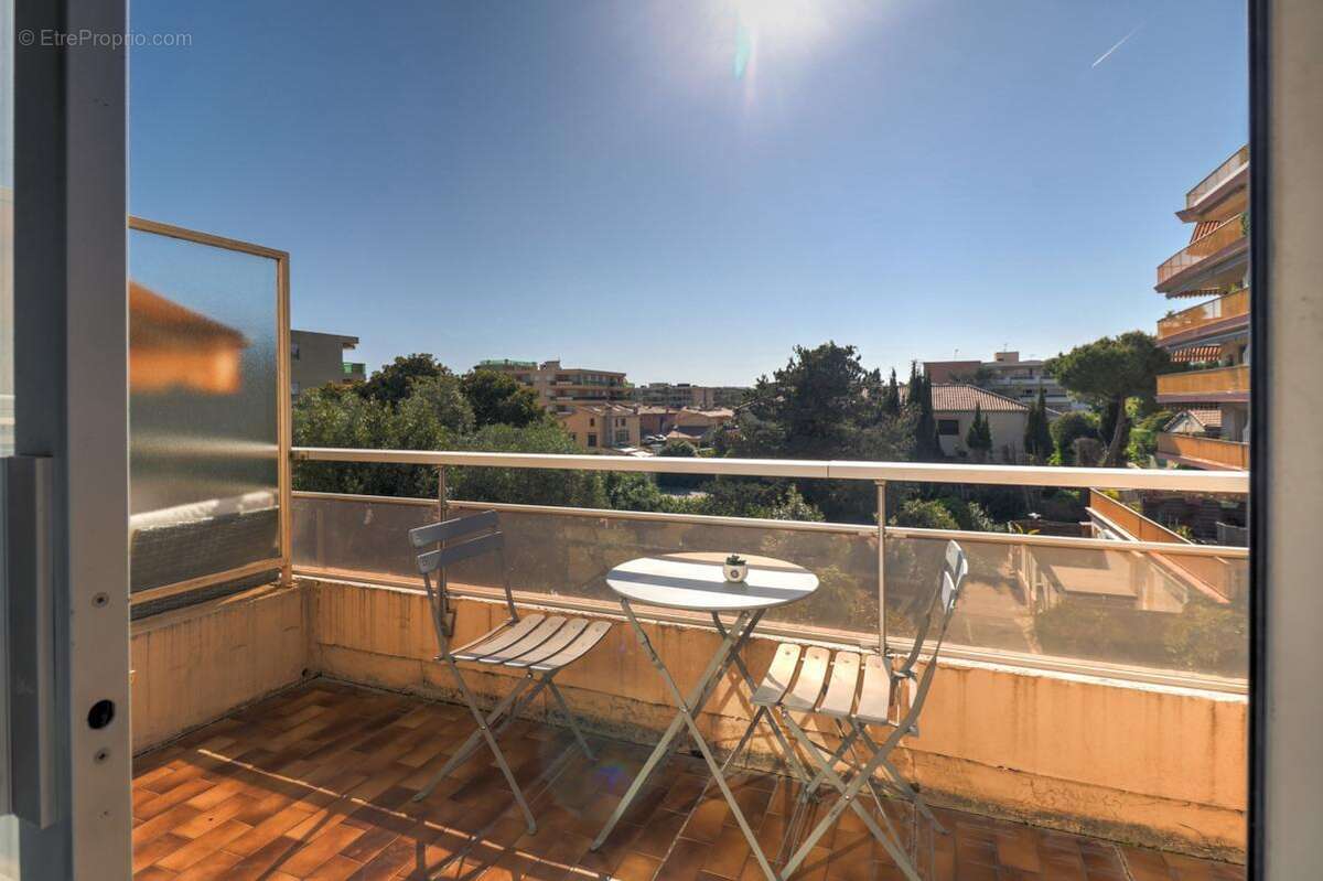 Appartement à SAINT-LAURENT-DU-VAR