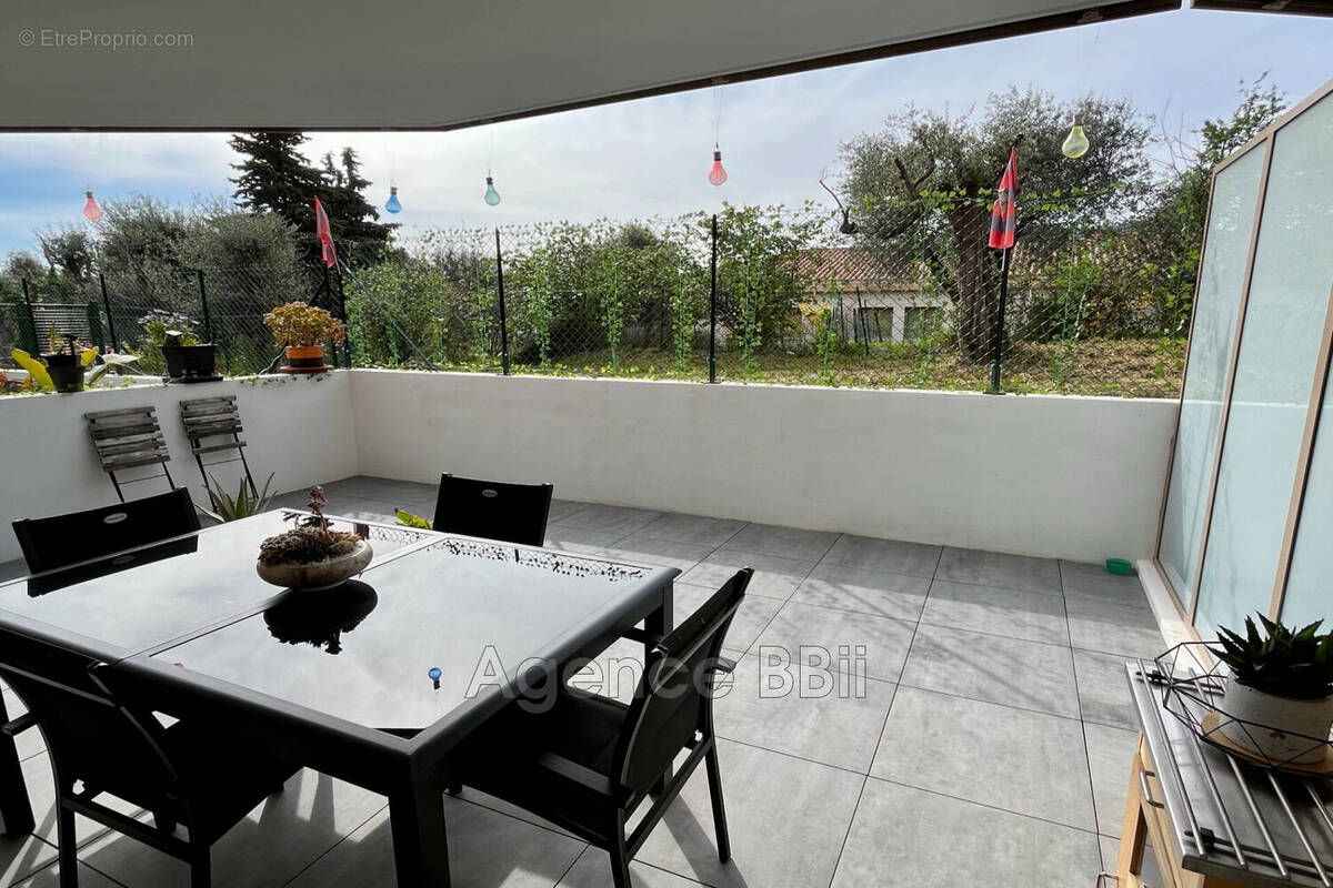 Appartement à CHATEAUNEUF-VILLEVIEILLE