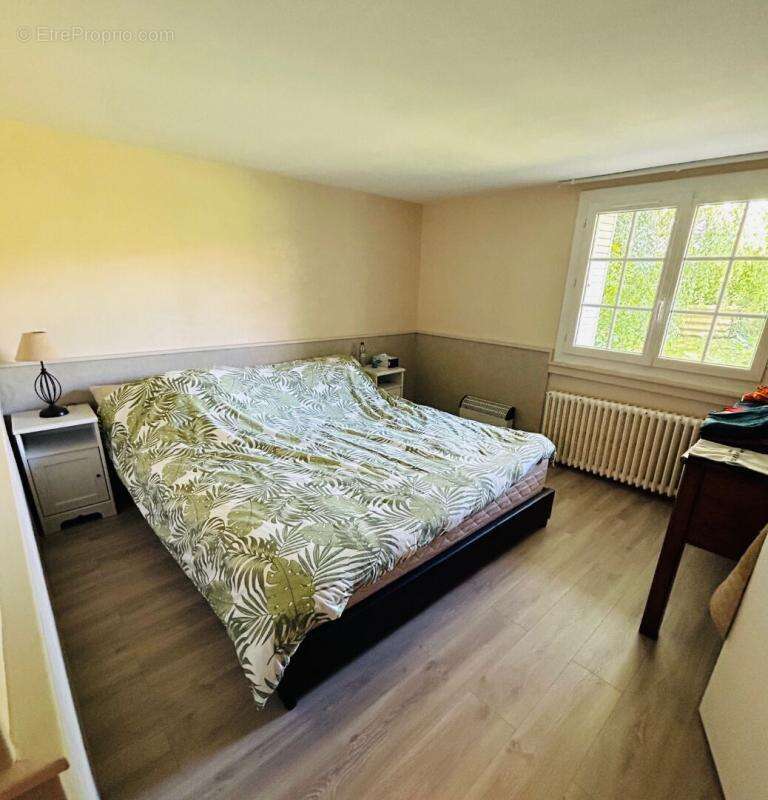 Maison à CREUZIER-LE-VIEUX