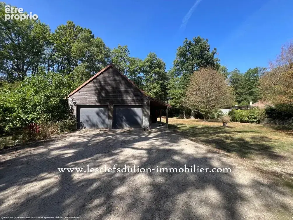 Maison traditionnelle de 2019 sur parc boisé. - photo 2