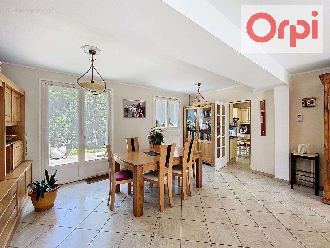 Maison à LE MESNIL-SAINT-DENIS