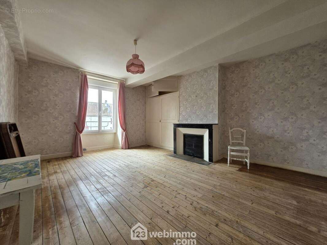 au 1er étage voici la première chambre de plus de 20 m², offrant de beaux volumes.