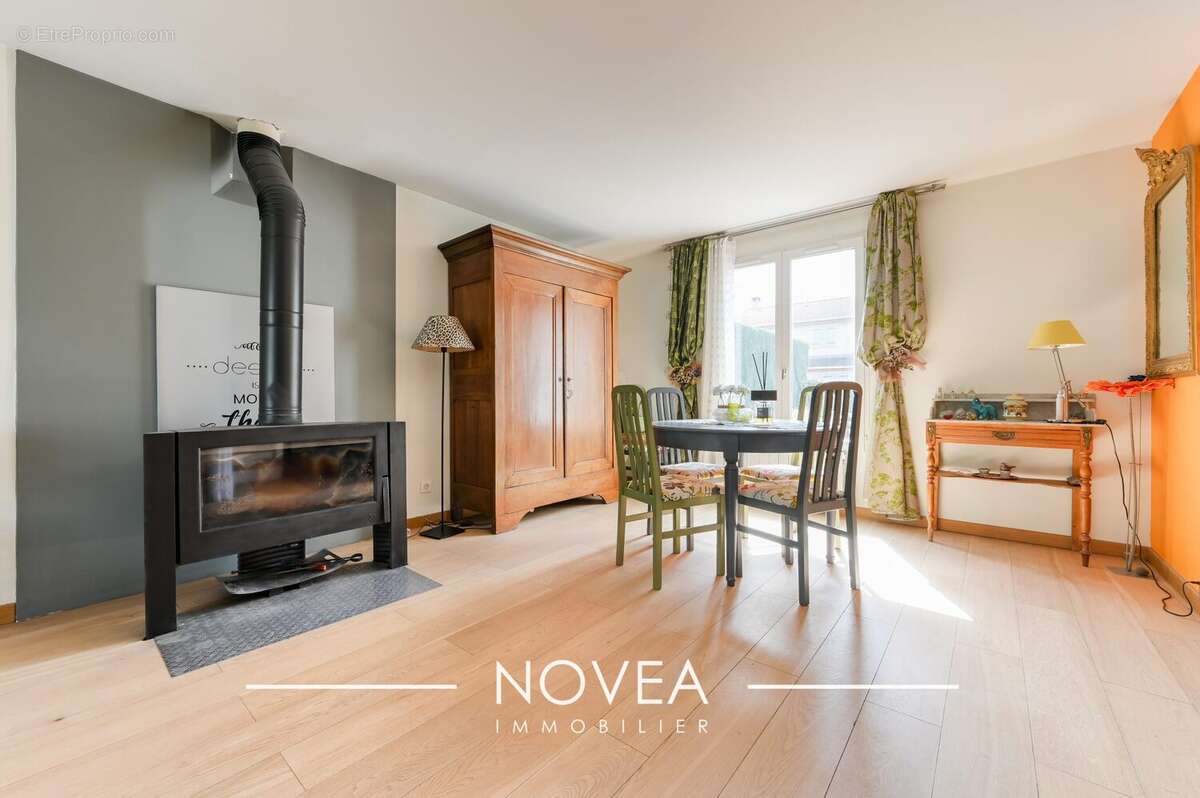 Maison à SAINT-GENIS-LES-OLLIERES