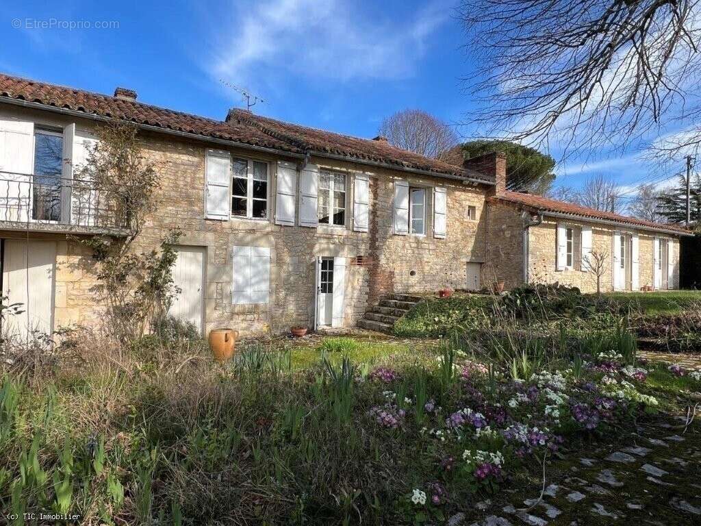 À Deux Pas De Nanteuil-En-Vallée, Superbe Longère En Pierre De 1836 Pleine De Charme - photo 36