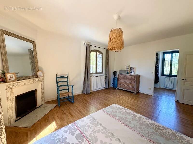 Magnifique maison en pierre de caractère avec annexes à Fayence (175 m² habitables + 126m2 de dépendances) (83) - photo 8