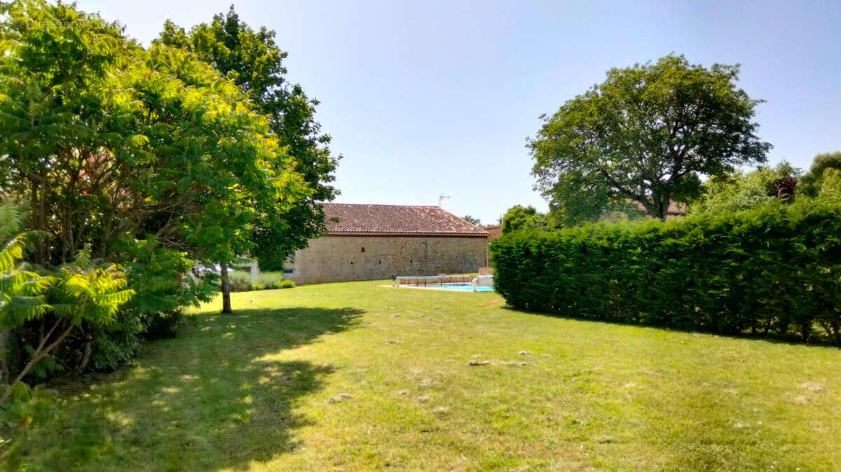Magnifique Longère en Pierre, Maison d’Amis, Piscine, Vaste Grange, Vue Imprenable, Près d'Angoulême - photo 12