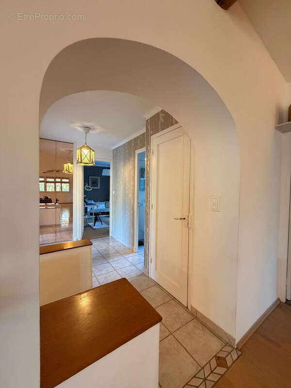 NIMES TOUR MAGNE Splendide maison 7 pièces de 205 m2 avec piscine et garage, sur 1500 m2 de terrain - photo 17