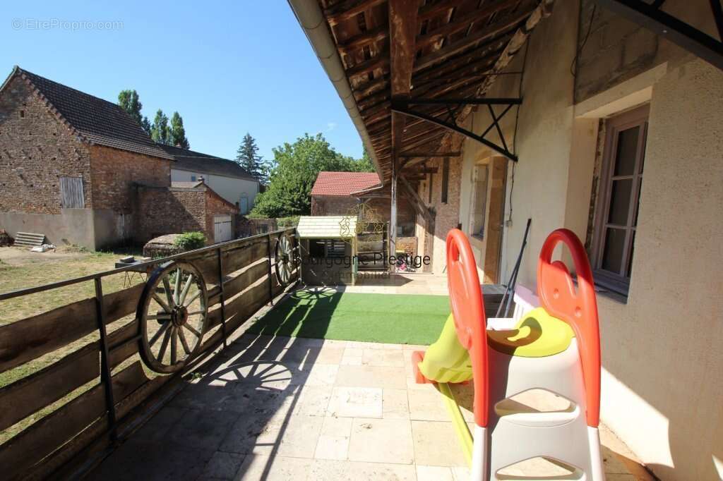 Jolie longere en pierre de 162 m² avec dependances sur un terrain de 1375 m² - photo 3