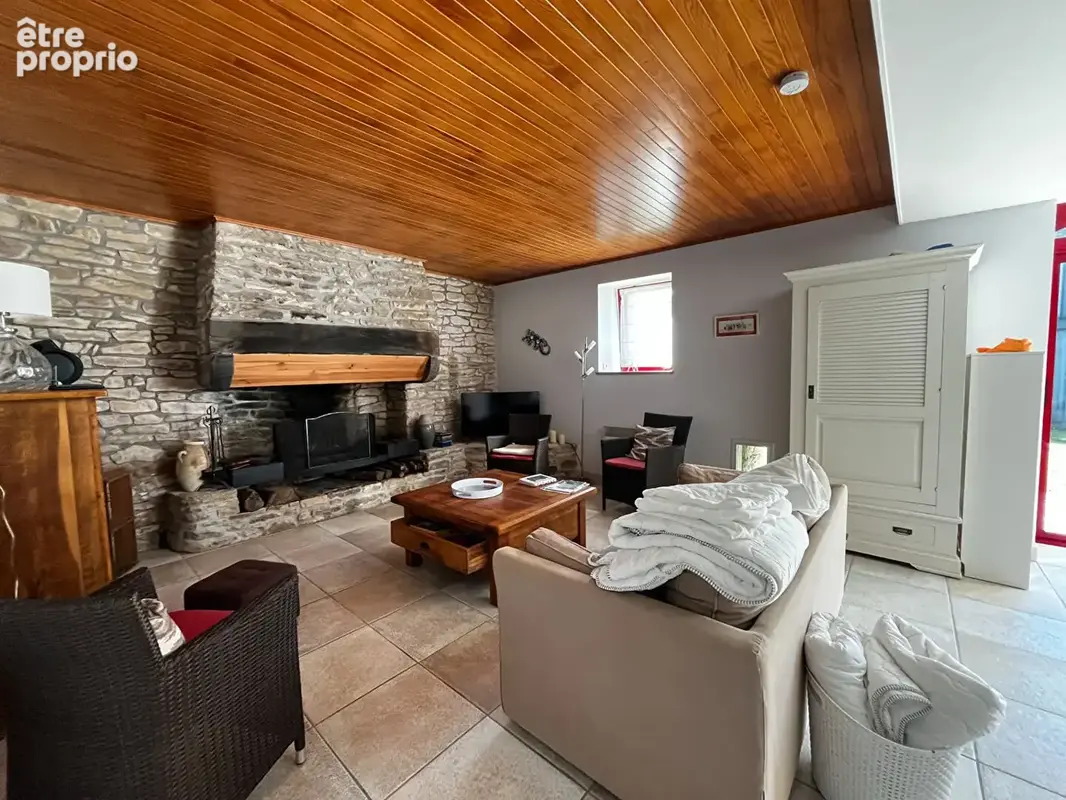 A VENDRE A SAINT-YVI - Ancienne ferme avec deux habitations, dépendances et plus de 6 000 m² de terrain - photo 14