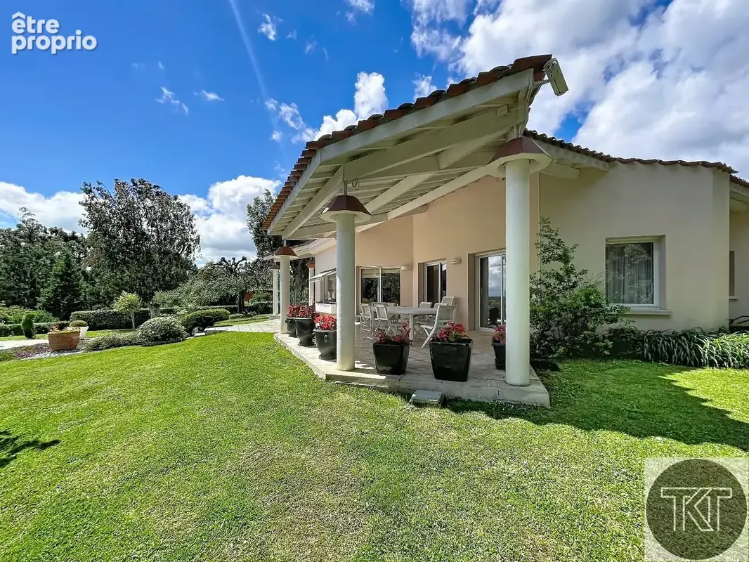 239 m²  terrain paysagé de 2 165 m²  piscine chauffée  sous-sol de 246 m²  accès direct au golf - photo 1