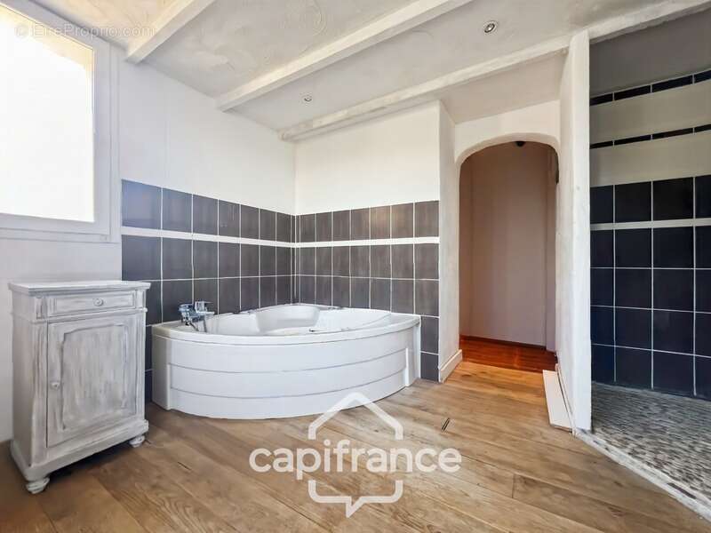 Domaine et Golf de Pont Royal, belle  propriété de 290 m2 établie sur un terrain de 2600 m2, cinq chambres, un bureau, piscine,  - photo 41