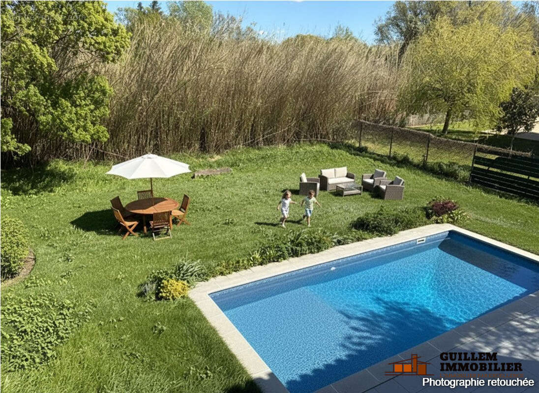 Façade arrière avec piscine - Maison à GRANS