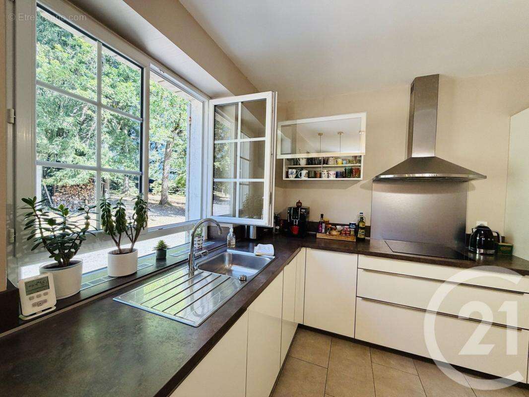 Maison 189 m² à Saint-Priest-Taurion  - photo 6